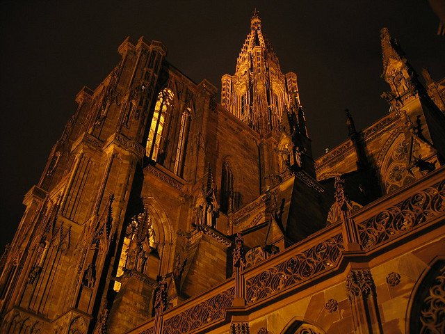 Cathédrale Notre-Dame de Strasbourg illuminée la nuit